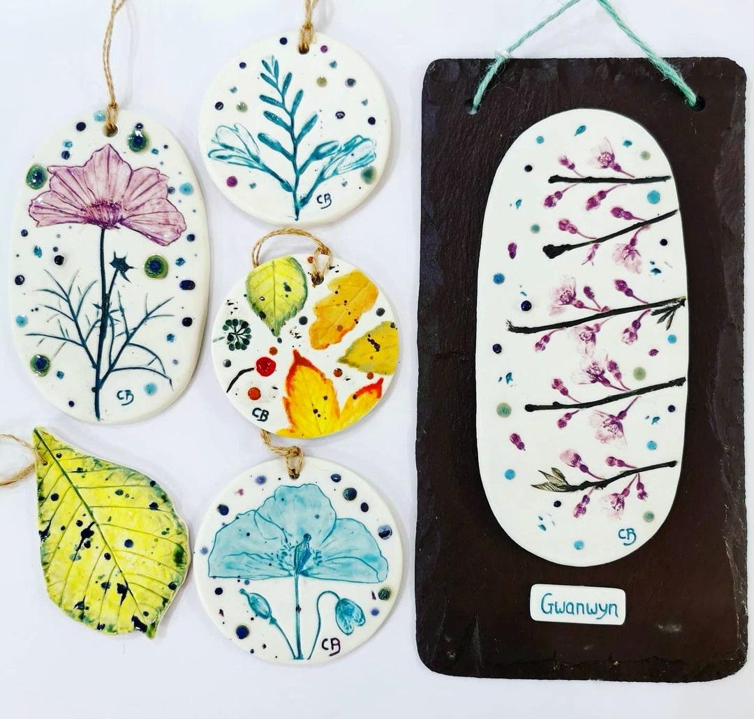 siopiard's tweet photo. Placiau porslen gan/ Porcelain plaques by Charlotte Bellis 🌺🍂.
Ymwelwch â ni ddydd Llun- Sadwrn. Visit us Monday- Saturday. 10-5. #siopiard #caernarfon #strydyplas 
https://t.co/8ahcSNuDBi⠀⠀⠀ https://t.co/CigcTxipES