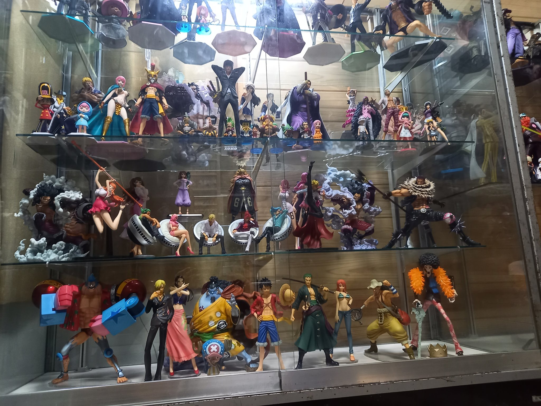 ワンピースフィギュアまとめ売り！　ショーケース付き With Plan コレクションケース 50 大型 ガラス ショーケース