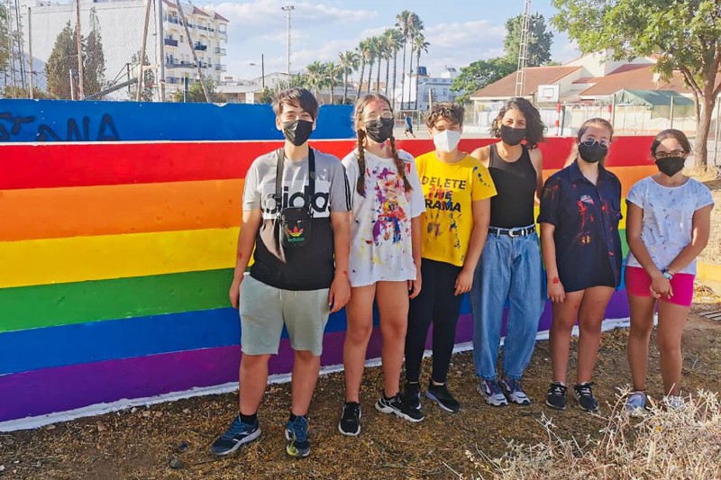 Niños y niñas del Consejo local de Infancia y Adolescencia de #SanJuandelPuerto organiza una pintada conmemorativa con la bandera multicolor para reclamar los derechos del colectivo LGTBI #OrgulloLGTBI
