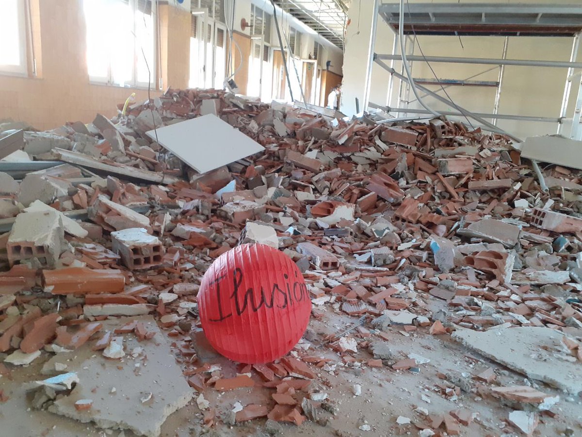 Ticienta's tweet photo. A veces no hace falta buscar las cosas, simplemente, llegan a ti. Hoy esta foto, que por cierto, tiene derechos de autor. Docentes que nos sentimos derruidos por dentro pero con un fueguito alrededor del que volver a construir. ¡Feliz verano! https://t.co/P2sHtPFBnG
