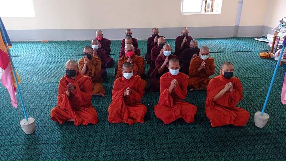 Ric12535's tweet photo. Buddhist monks from #Mandalay Sangah Union Strike recited prayers for the saftey of the ppl &amp; all detainees,the immediate restoration of Federal Democracy,the fallen heores of the spring revolution in #Myanmar.

#June29Coup #WhatsHappeningInMyanmar #DreadfulCovidAmidMilitaryCoup https://t.co/CNdgYftP0z