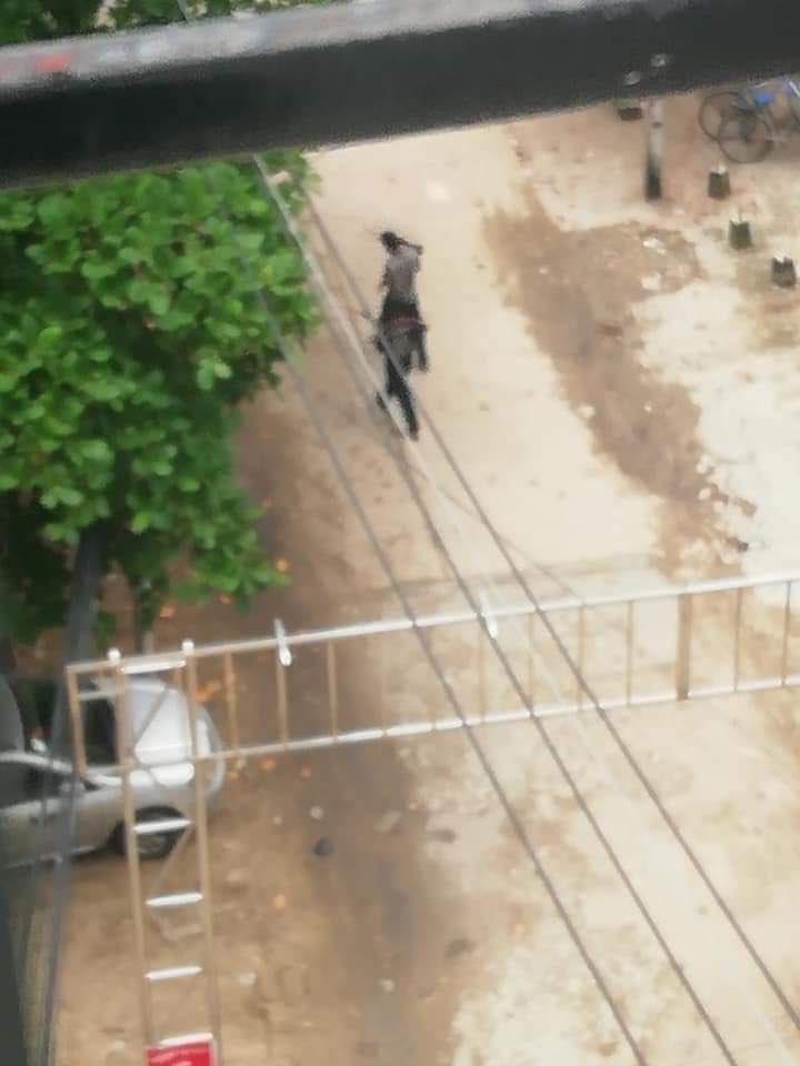 nslwin's tweet photo. TAMWE, Yangon:

A police guarding Myanma Economics Bank on Awayyar Street was shot dead by some gunmen at 11am today. SAC Terrorists arrived shortly and shot randomly. 

A civilian KILLED and a woman INJURED.

#June29Coup #WhatsHappeningInMyanmar #MilkTeaAlliance https://t.co/H3ClaUJMnZ