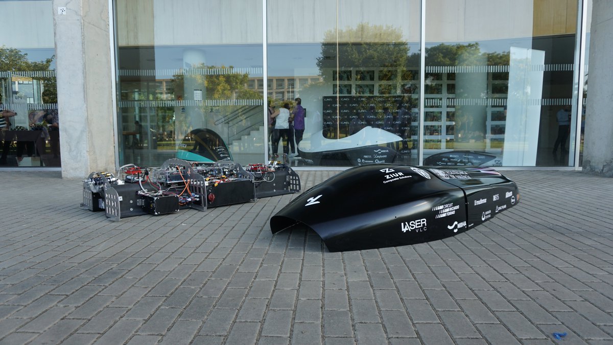 UPV's tweet photo. El equipo de estudiantes de la Universitat Politècnica de València @hyperloopupv ha presentado IGNIS, el nuevo pod propulsado por dos novedosos motores de inducción lineal con el que competirá en la European Hyperloop Week: https://t.co/yRuox9u9W4 https://t.co/7oCW5101qz