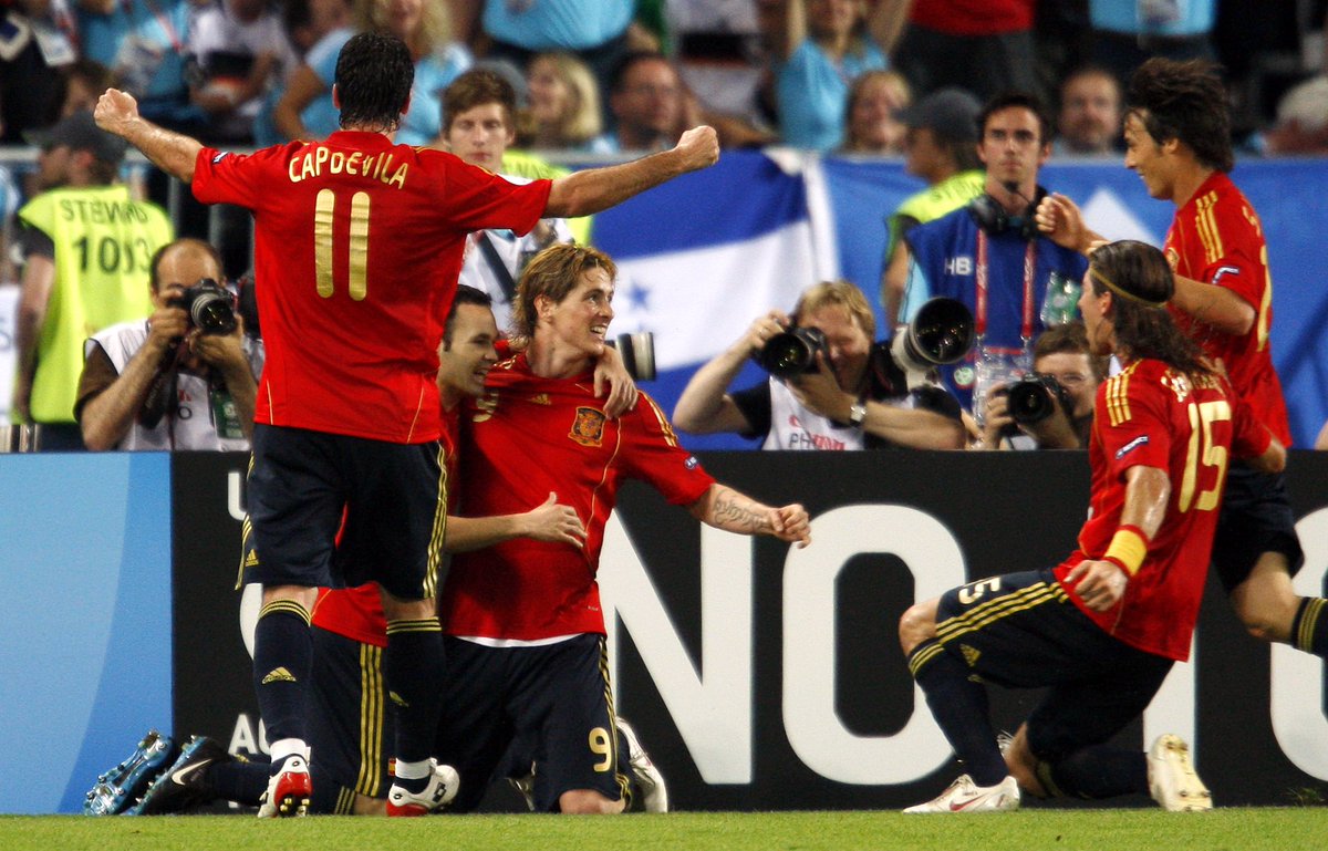 Torres's tweet photo. Hoy se cumplen años del éxito de un grupo que empezó una etapa legendaria, demostrando que la victoria se consigue con todos juntos y unidos. Vamos @SeFutbol , a por el siguiente reto!

#SomosEspaña #EternoLuis https://t.co/zcVtisQZ2N
