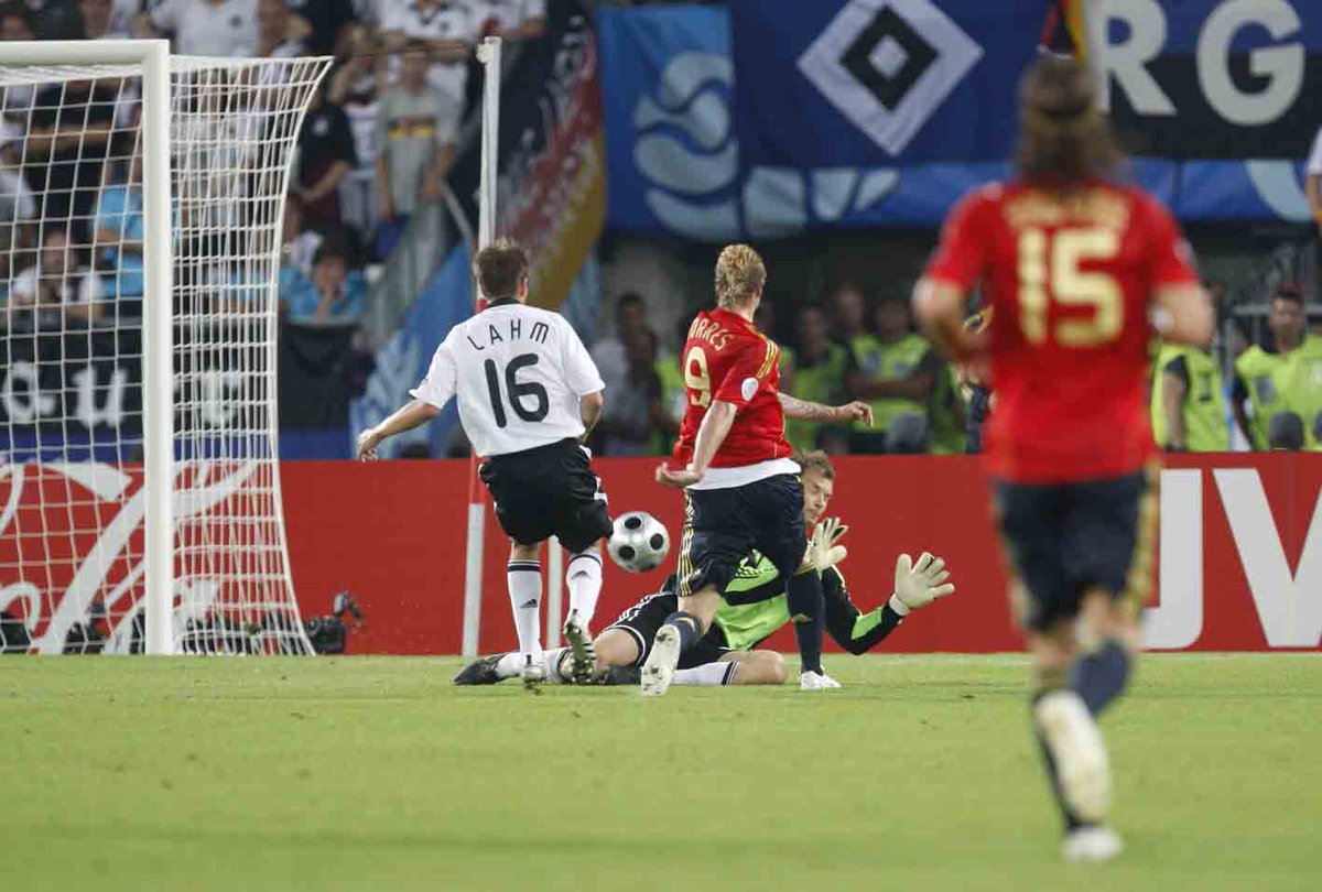 Torres's tweet photo. Hoy se cumplen años del éxito de un grupo que empezó una etapa legendaria, demostrando que la victoria se consigue con todos juntos y unidos. Vamos @SeFutbol , a por el siguiente reto!

#SomosEspaña #EternoLuis https://t.co/zcVtisQZ2N