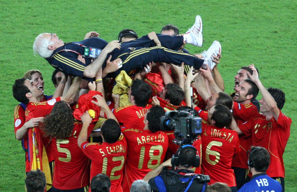 Torres's tweet photo. Hoy se cumplen años del éxito de un grupo que empezó una etapa legendaria, demostrando que la victoria se consigue con todos juntos y unidos. Vamos @SeFutbol , a por el siguiente reto!

#SomosEspaña #EternoLuis https://t.co/zcVtisQZ2N