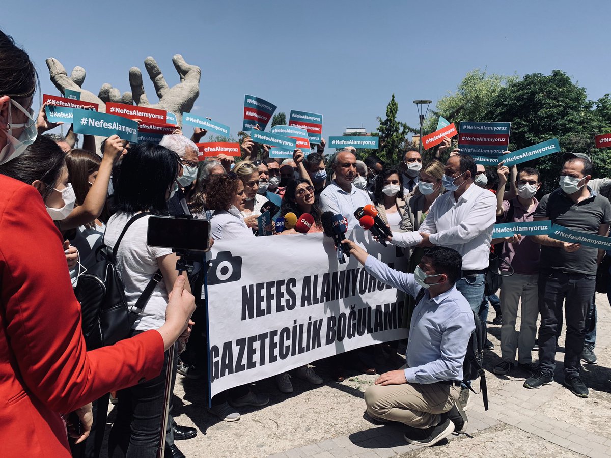 Bülent Kılıç’a yapılan saldırıyı protesto etmek için Ankara’dayız. #nefesalamıyorum #nefesalamıyoruz #gazeteciliksuçdeğildir @kilicbil