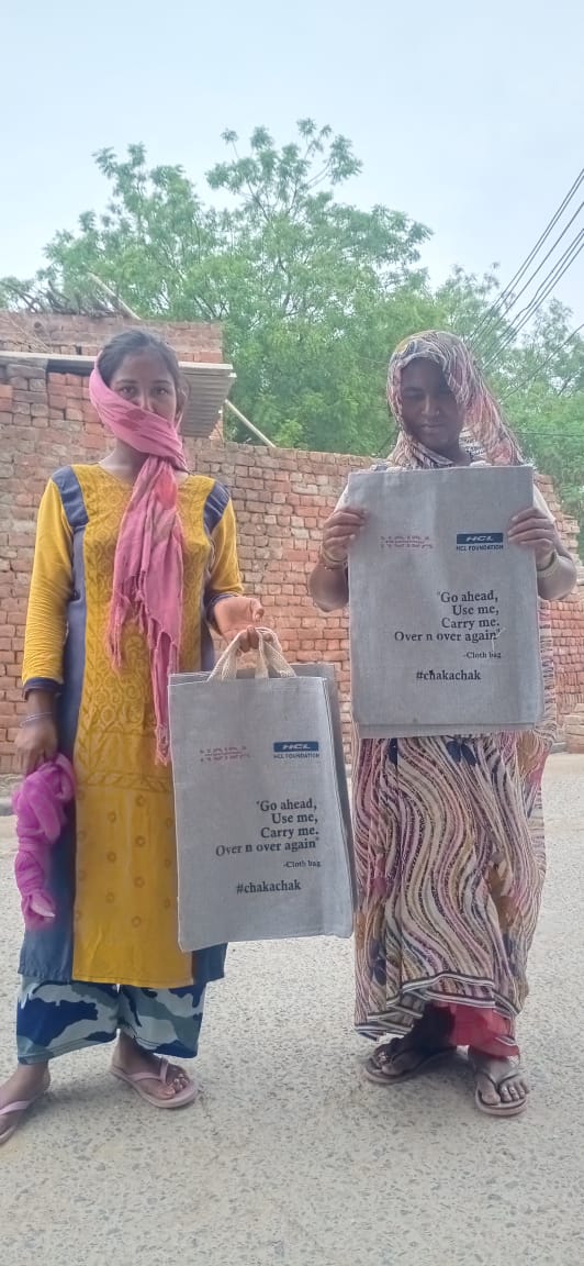 Humana_India's tweet photo. Under the #Chakachak Village Project in Noida implemented by #HPPI with support from Clean Noida #HCL Foundation, cloth bags were distributed in the Nalgada village to reduce the use of single-use plastic & promote #reducing, #reusing & #recycling of waste materials @Clean_Noida https://t.co/kwON0UUu5Y