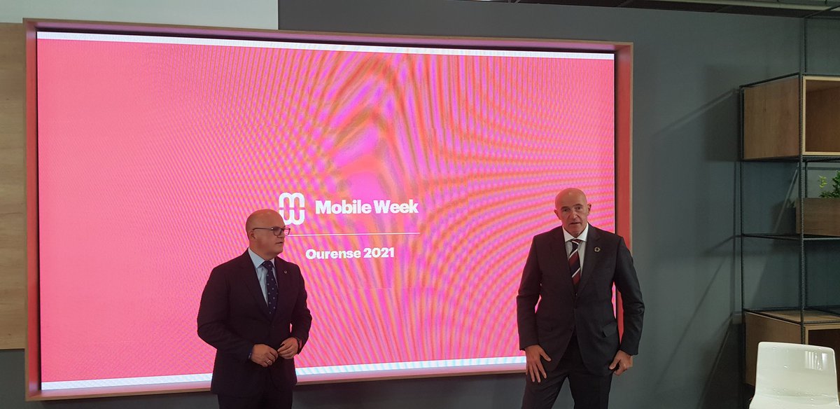 DeputacionOU's tweet image. O presidente da @DeputacionOU, @ManuelBaltar reúnese en Barcelona, no stand de @MWCapital #MWC2021, con @carlosgraulara, @CColom e con representantes de Red Mundo Atlántico.