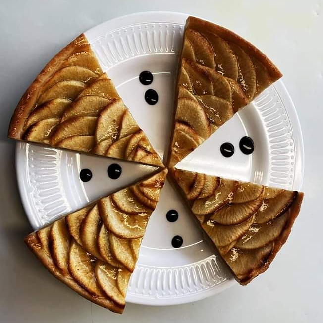 Golden Delicious 😍

Treat Yourself to a slice with your Tuesday coffee ☕