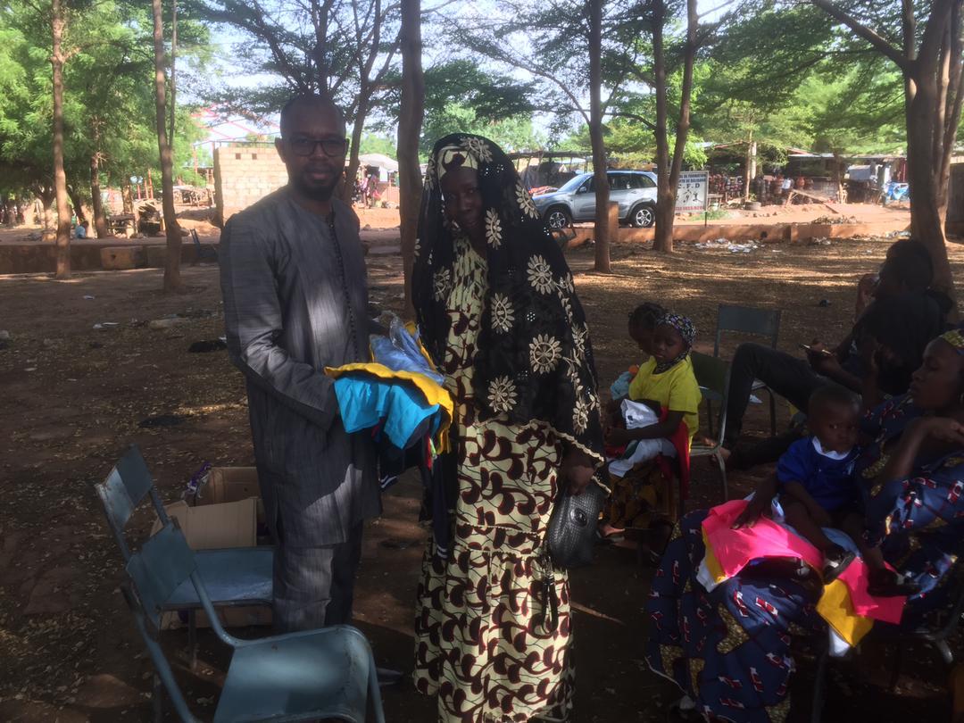 Mamadou Keita (Alcalde d'un dels 6 barris de Bamako, Mali) ens ajudat a fer arribar lots de roba a les vidues dels bamakésos morts al conflicte  amb els islamistes del nord del país. #colaboraciointernacional  #conflictearmat #víctimes #familia #mali #africa #militars #JosocESI