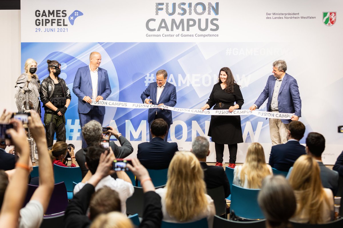 Games sind ein wichtiger Innovationsmotor: Ministerpräsident <a href="/ArminLaschet/">Armin Laschet</a> hat den „Fusion Campus“, das „German Center of Games Competence“ eröffnet. Das Zentrum soll Vernetzung der Games-Branche mit anderen Bereichen vorantreiben. #gameonnrw Alle Infos ▶️ land.nrw/de/pressemitte…