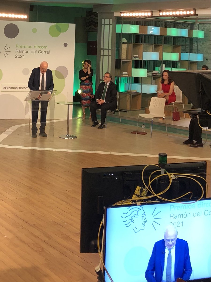 ana_ortas's tweet photo. Premio Especial de #PremiosDircom  a Antonio López enorme profesional y magnífica persona. https://t.co/iJ1KDnJU7u