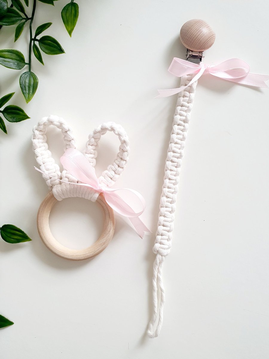 HandmadeFYHome's tweet photo. // NEW BABY // #Teethers and #pacifierclips with Cream, Pink or Blue Ribbon. Made using 100% cotton cord that meet relevant safety standards! DM for enquiries or visit https://t.co/fo9xG2ECPb 🧡 #handmadehome #macrame #handmadeuk #handmadewithlove #etsyshop #etsystore https://t.co/hIVDy80tVO