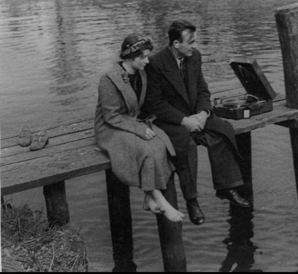 "El hombre atraviesa el puente con los ojos vendados. Sólo puede intuir y adivinar lo que de verdad está viviendo. Y después, cuando le quitan la venda de los ojos, puede mirar al pasado y comprobar qué es lo que ha vivido y cuál era su sentido".
Milan Kundera