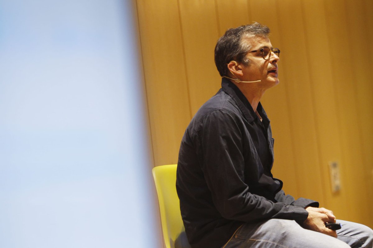 #encontrodeseño21: <a href="/manuelvazquez/">Manuel Vázquez</a>, de <a href="/Soulsightmadrid/">Soulsight</a>: a conversación é o gran reto da #economiacreativa, hai que deixar de traballar en silos e buscar a diversidade e a converxencia: #arte, #deseño e #negocio traballando xuntos.
#deseñogalego