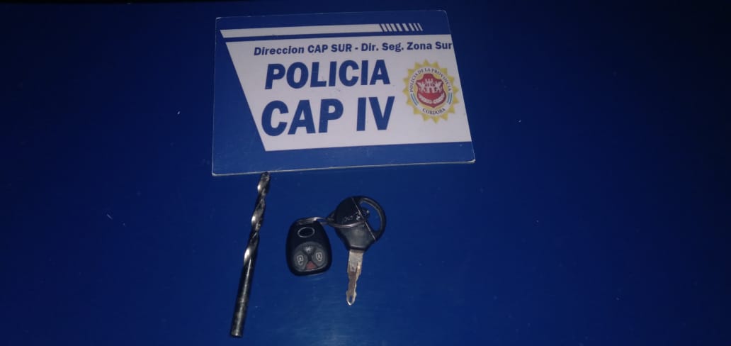 PoliciaCbaOf's tweet photo. Con colaboración de personal de cámaras de #VideoVigilancia, efectivos del #CAPIV lograron la #Aprehensión de dos hombres mayores de edad en Bº #Jardín, y el secuestro de un inhibidor de alarmas tipo llavero, entre otros elementos. https://t.co/M4nc1xssVS