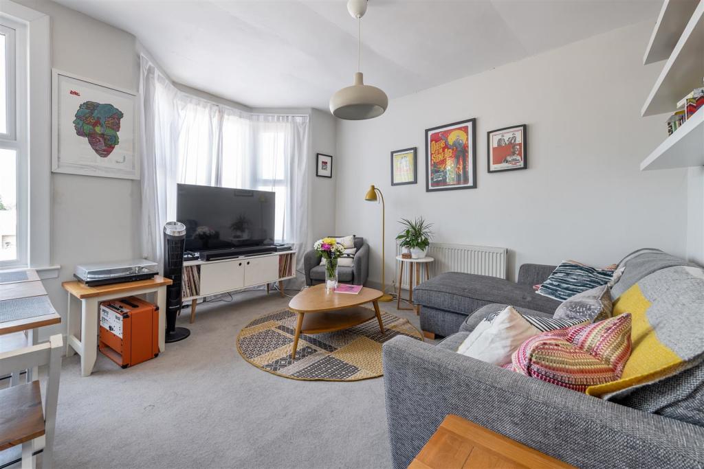AkiSchilz's tweet photo. Our little flat is back on the market after the buyer pulled out the day before we were due to exchange, and I am sending a prayer into the universe. Please please someone take it quickly so we can keep our dream house in Hertfordshire. Look! It's a lovely flat! 😭 https://t.co/O517qNHQU2
