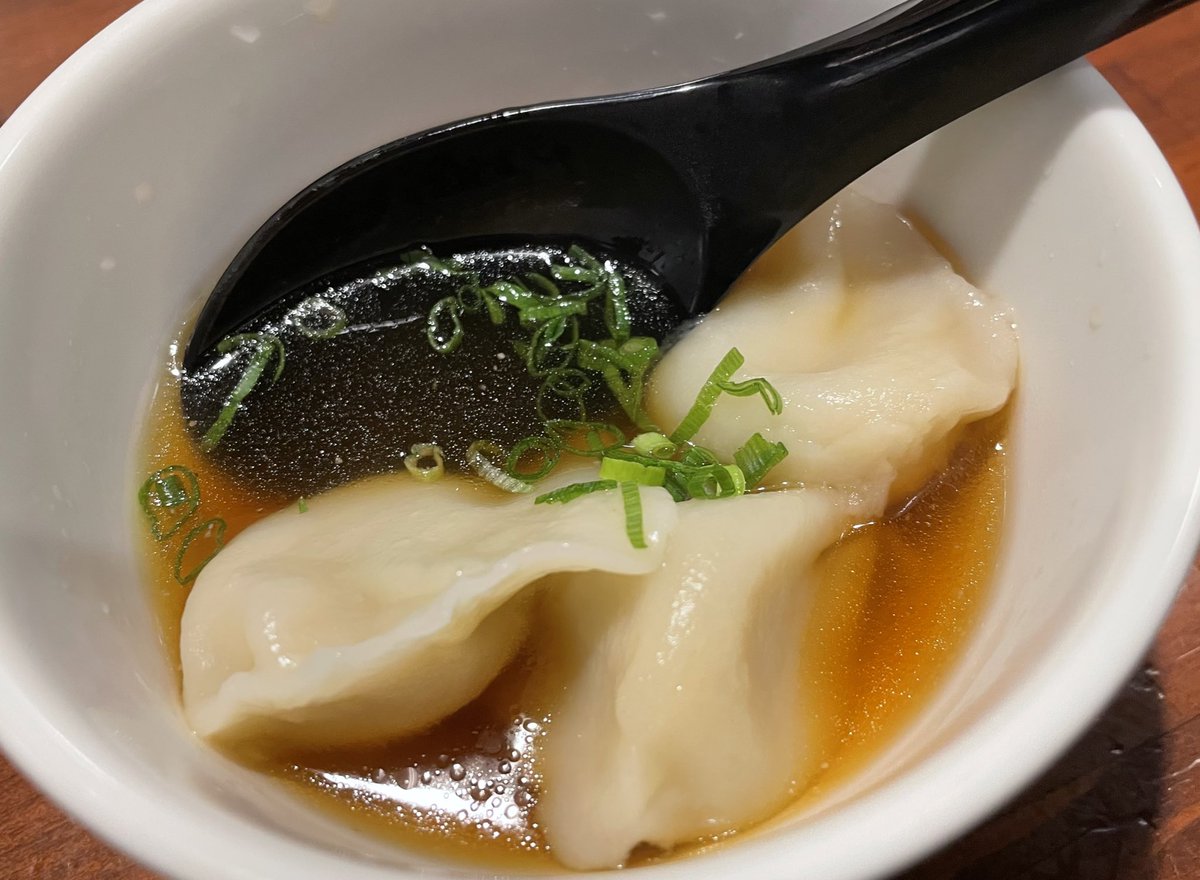 酸味の効きたスープと水餃子も食べるよー W いなば置物のイラスト