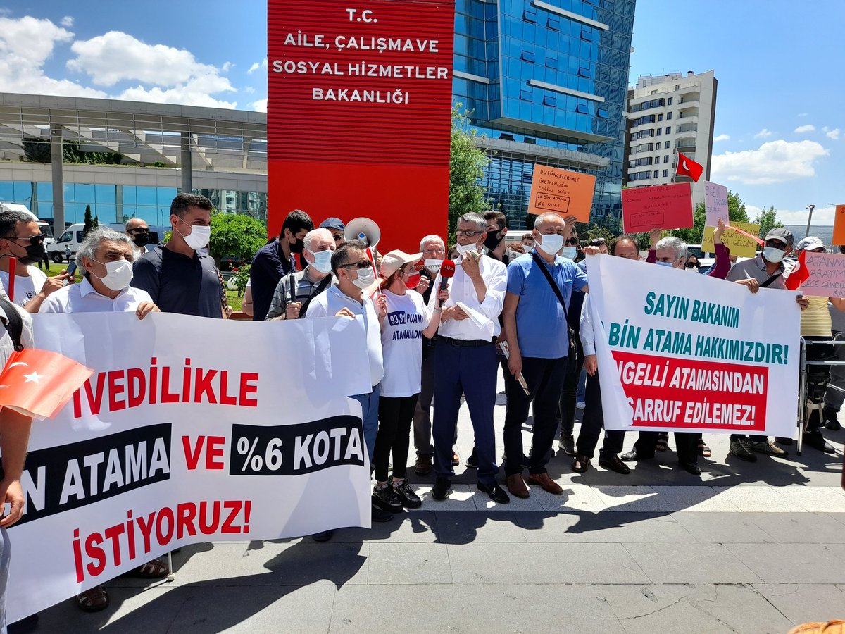 engellilerplatf's tweet photo. #Engelli10binİçinBakanlikta

Engelli bireyler, atama bekleyen yaklaşık 200 bin memur adayının 10.000 atama ve %6 kota taleplerini haykırmak için Aile Bakanlığı'nın önünde! Bu talebe sessiz kalmayınız.

@deryayanikashb @vedatbilgn @RTErdogan @tcbestepe
@MehmetBerkErgin https://t.co/HVjcFUx8JY