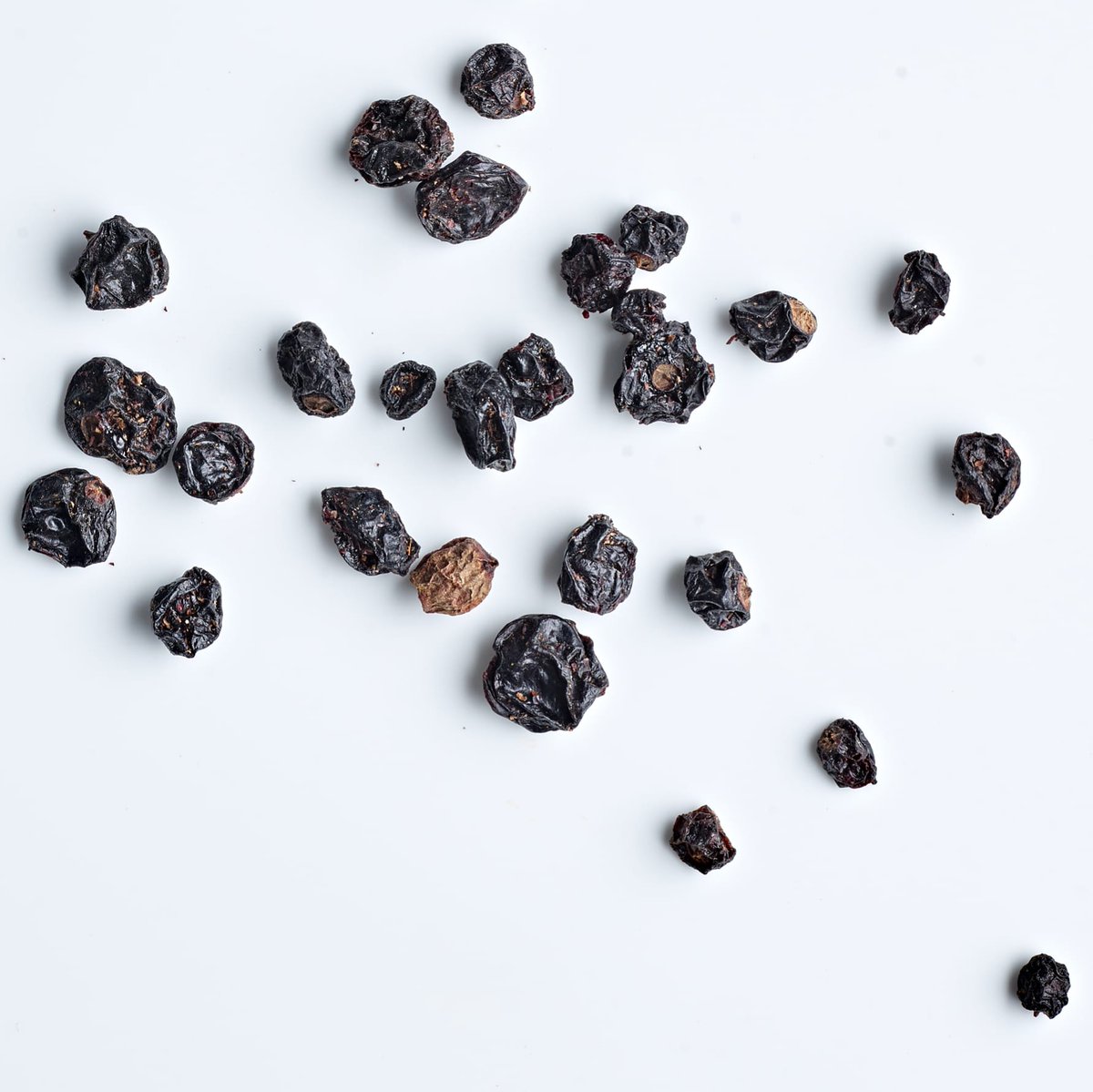 Organic dried blackcurrants, only the finest natural ingredients!

#treatyourselfbetter #finest #blackcurrant #rawchocolate #chocolate