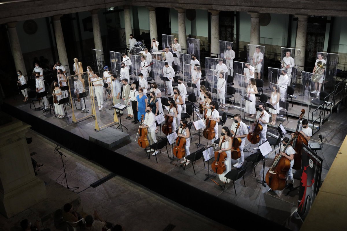 ⚫️Dins de la programació del 25é aniversari de la seua fundació, l'<a href="/ofuv_uv/">OFUV</a> actuà juntament amb els alumnes de cant del <a href="/csmvalencia/">CSMValencia</a> en #Serenates2021 interpretant les àries d'algunes òperes de 𝑮𝒊𝒖𝒔𝒆𝒑𝒑𝒆 𝑽𝒆𝒓𝒅𝒊

📸Eduardo Alapont

➕ℹ️: go.uv.es/KQ0ykig

#25OFUV