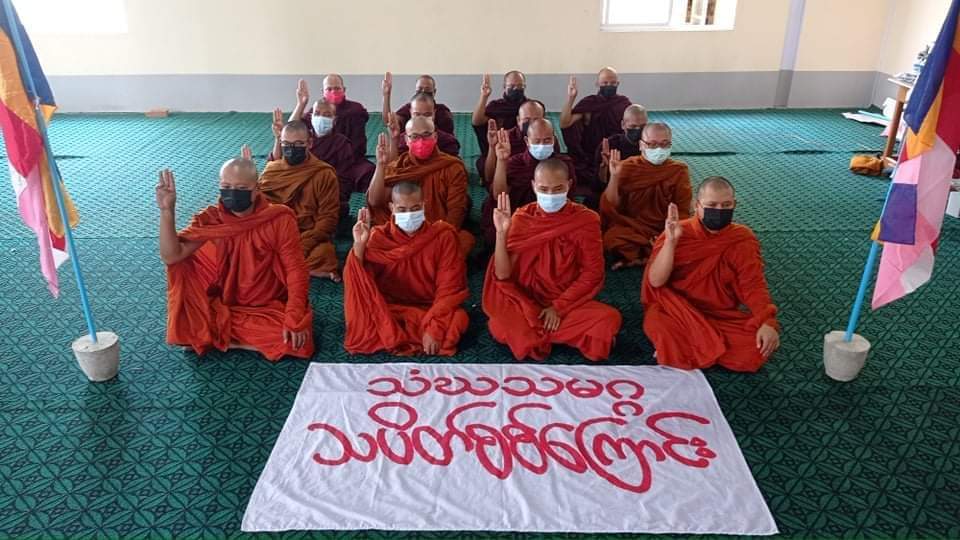 Daniel78037553's tweet photo. Regular Prayer Strike by #Mandalay Sangha Union prayed for Peace,Freedom of Myanmar and safety of Citizens.
#DreadfulCovidAmidMilitaryCoup
#WhatsHappeningInMyanmar 
#June29Coup https://t.co/F9uf5g8GOL
