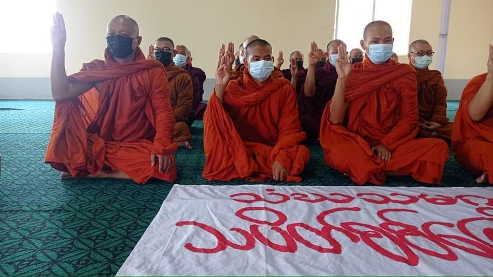 Daniel78037553's tweet photo. Regular Prayer Strike by #Mandalay Sangha Union prayed for Peace,Freedom of Myanmar and safety of Citizens.
#DreadfulCovidAmidMilitaryCoup
#WhatsHappeningInMyanmar 
#June29Coup https://t.co/F9uf5g8GOL