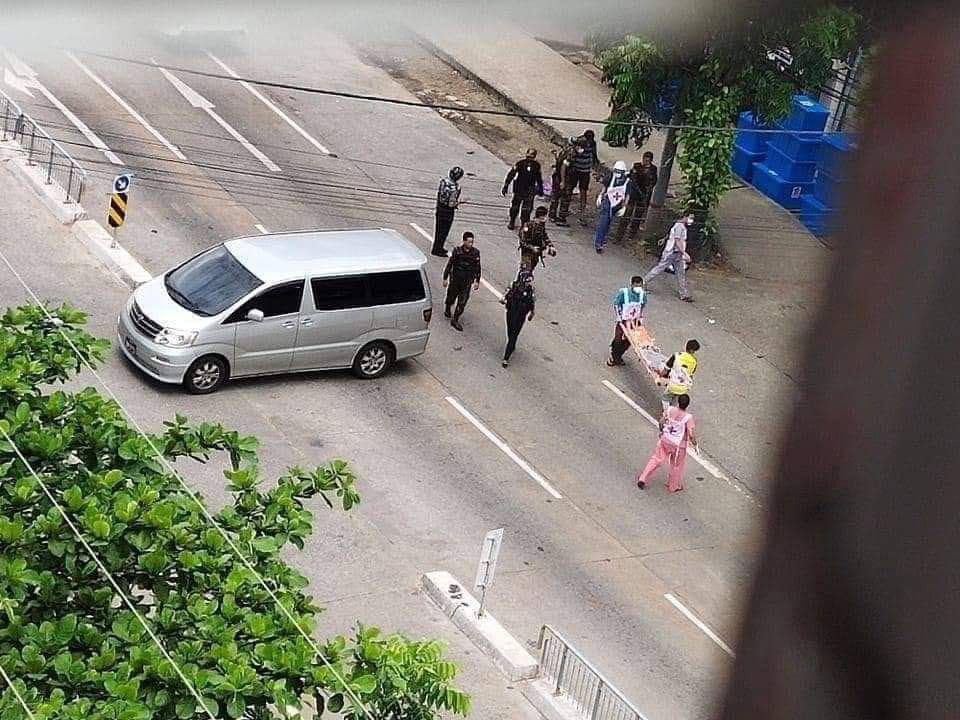 Terrorists blocked most roads in #Tarmwe, 2 bypassing innocent civillians were shot from their car, 1 was reportedly killed, &amp; 1 woman was seriously injured.
#DreadfulCovidAmidMilitaryCoup
#June29Coup
#WhatsHappeningInMyanmar