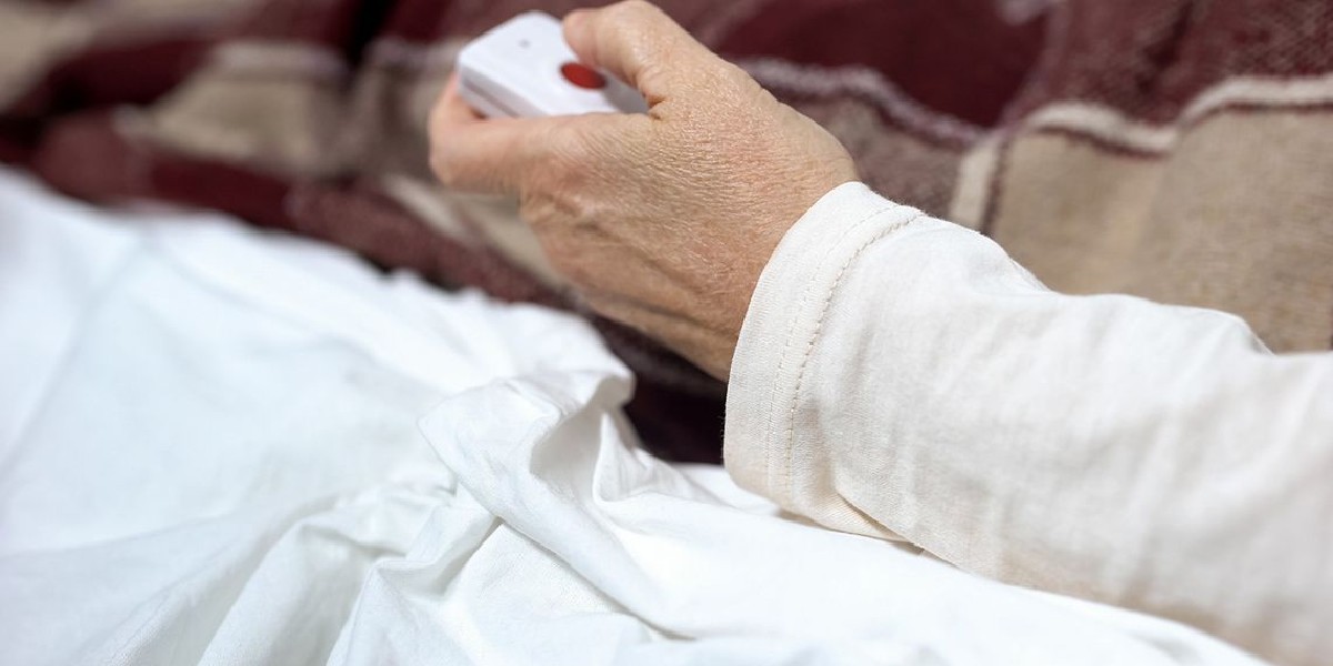 ZHAW's tweet photo. Eine smarte Patientenglocke soll die Kommunikation zwischen Pflegepersonal und Patientinnen und Patienten in Krankenhäusern verbessern und effizienter machen. Das dreiköpfige Team hinter der Idee überzeugte die Jury an der 7. ZHAW Startup Challenge. https://t.co/CW7qGhhFWD https://t.co/0JIpfAiSob
