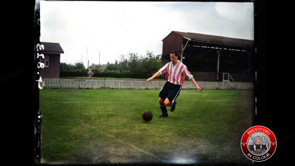 beesincolour's tweet photo. Brentford's Tommy Lawton in pre-season training, August 1952 #BrentfordFC #Beesincolour #Colourised https://t.co/roh0ntxqGS