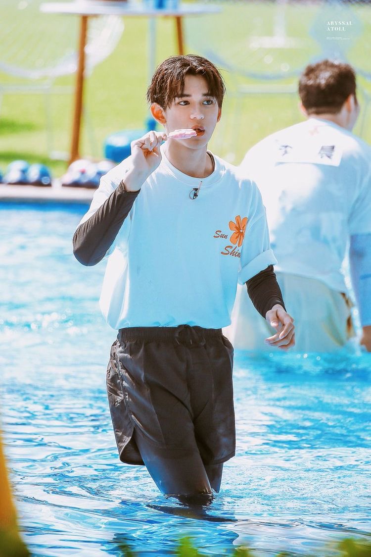 poipoy_naka's tweet photo. อะไรอะพี่จองอู แค่แฟนมาเล่นสวนน้ำถึงกับต้องเกาะรั้วเฝ้าเลยหรอคะ
#จองลู #junglu #jungcas https://t.co/trc7R7WjUm