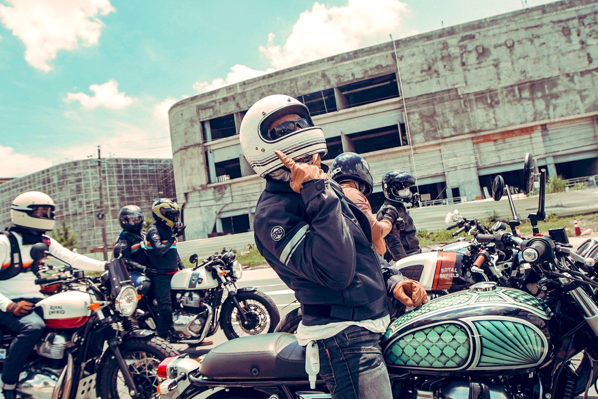 Vimalsumbly's tweet photo. Twins weekend Rush - Philippines
Clark Field, Pampanga which was previously a United States military facility, group had brunch at cafรฉ Mesa inside Clark Field air base
#RoyalEnfield #Ridepure
#PureMotorcycling #RePhilippines
#clarkField #Pamanga #ridemore https://t.co/jcmxhMxdqv