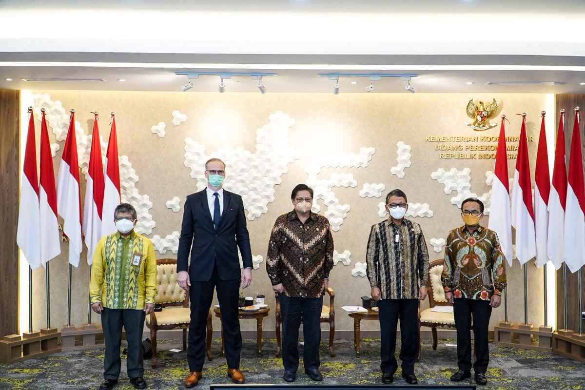 DKinIndonesia's tweet photo. Pada 28 Juni,@DubesDenmark melakukan penyerahan laporan @OECD_ENV “Clean Energy Finance and Investment Policy Review of Indonesia” kpd Menteri @PerekonomianRI. Kami harap tinjauan ini dpt memberikan rekomendasi yg bermanfaat bagi🇲🇨 dlm upaya peningkatan investasi energi bersih https://t.co/Y0a11hsdaQ