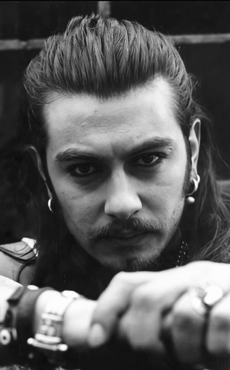 Listenary's tweet photo. Barış Akarsu, aramızda olsaydı 42. yaşını kutlayacaktı. İyi ki doğdun 🖤 https://t.co/AcZ63aq0wW