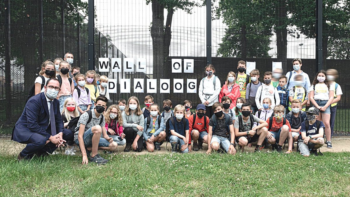 Het project Dialoog, de basisschool Qworzo en de #gevangenis van Merksplas brachten #gedetineerden en kinderen dichter bij elkaar aan de muur van de gevangenis. Die werd herdoopt tot de “Wall of Dialoog”. <a href="/VincentVQ/">Vincent Van Quickenborne</a> De reportage van #karrewiet <a href="/Ketnet/">Ketnet</a>: bit.ly/3qyb5tX