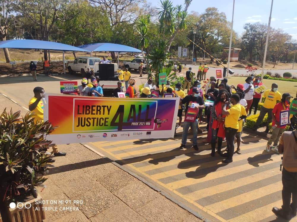 gayit's tweet photo. #Malawi, le persone LGBT celebrano il primo storico Pride del Paese https://t.co/wJYhYdU5ko #Africa #HumanPride https://t.co/XJelrw3Qkf