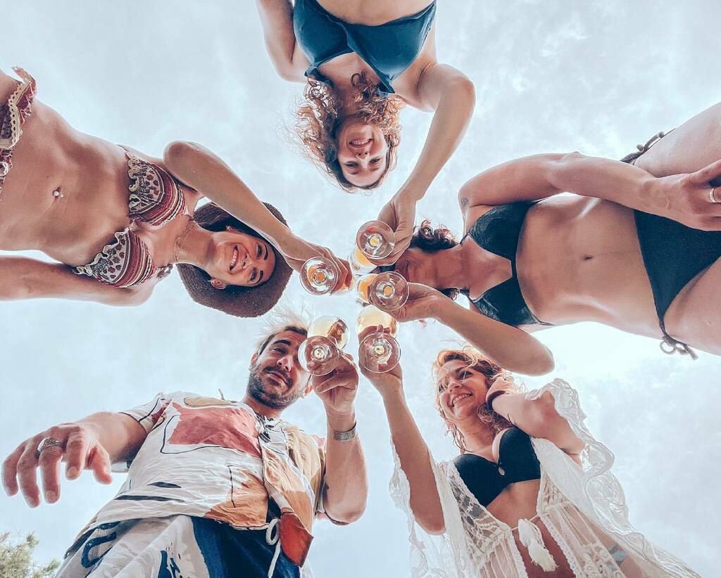 AuraRinoa's tweet photo. A volte basta semplicemente guardare le cose da un’altra prospettiva. 🥂 

#cheers #teamcoderblock #coderblockexperience #cefalu https://t.co/Kyhcl73vnI
