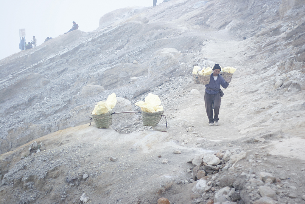 elboletinmadrid's tweet photo. #Fotogalería Volcán Ijen, turismo tóxico Por @detailedeye 
https://t.co/5rv8TDPG1D #Turismo #Viajes #Ijen #Indonesia https://t.co/ZGXbZRSlDz
