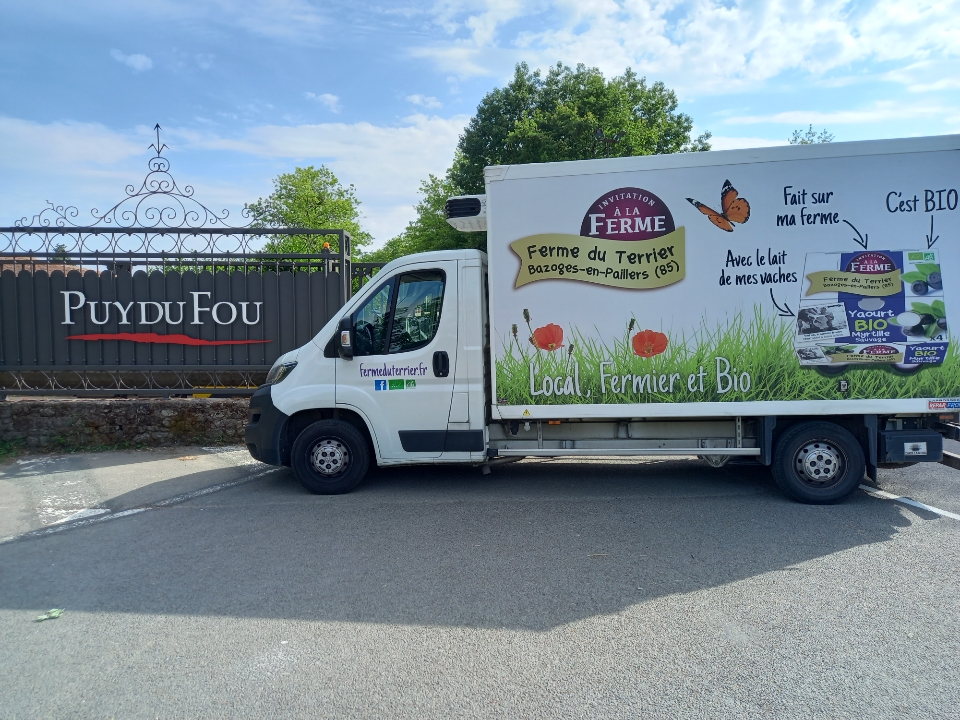 Une nouvelle raison d'aller au 
<a href="/PuyduFou/">Puy du Fou</a> !
On y trouve les yaourts de la #fermeduterrier, membre du réseau.😀
#invitationalaferme #localfermierbio 
<a href="/OuestFrance85/">Ouest-France 85</a> <a href="/F3PaysdelaLoire/">France 3 Pays de la Loire</a> <a href="/interbioPdL/">INTERBIO Pays de Loire</a> <a href="/Agri85_/">Agri85 Vendée agri</a> <a href="/servicePresseF5/">France5servicepresse</a> <a href="/monbiopays/">Entrepreneurs Bio des Pays de la Loire</a> <a href="/agriculturebio/">Ferrari vroum</a>