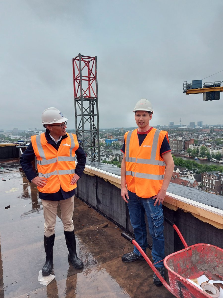 Ver_Hogescholen's tweet photo. Met @MauriceLimmen op werkbezoek over #FastSwitch waarmee hogescholen switchers razendsnel omscholen naar IT, techniek en binnenkort ook zorg en onderwijs. Dank @HvA voor gastvrijheid https://t.co/u2py0eWPT9
