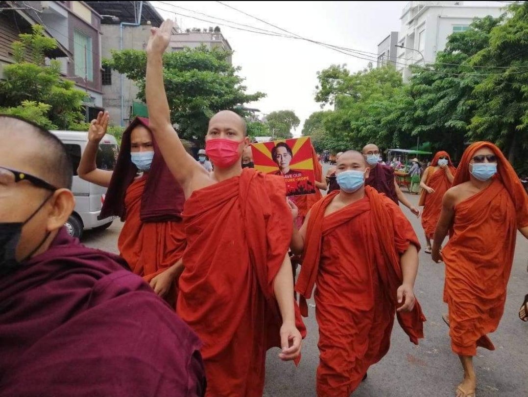 KaungKhantHto10's tweet photo. Buddhist monks from Mandalay hit to the streets  on this evening,  vowing to fight the military dictatorship until the end. 

#DreadfulCovidAmidMilitaryCoup 
#June29Coup 
#WhatsHappeninglnMyanmar https://t.co/zk76aAzhlY