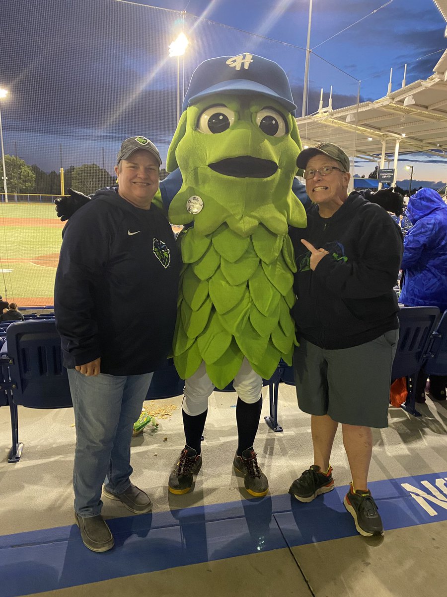 springdyer's tweet photo. @BarleytheHop Looking forward to seeing you today Barley! Hope you’re staying hydrated! Also...remember that one time, it was chilly during a game? It’s a distant memory but good thing I have a pic to remind me of it! https://t.co/3vHxkaN8lK