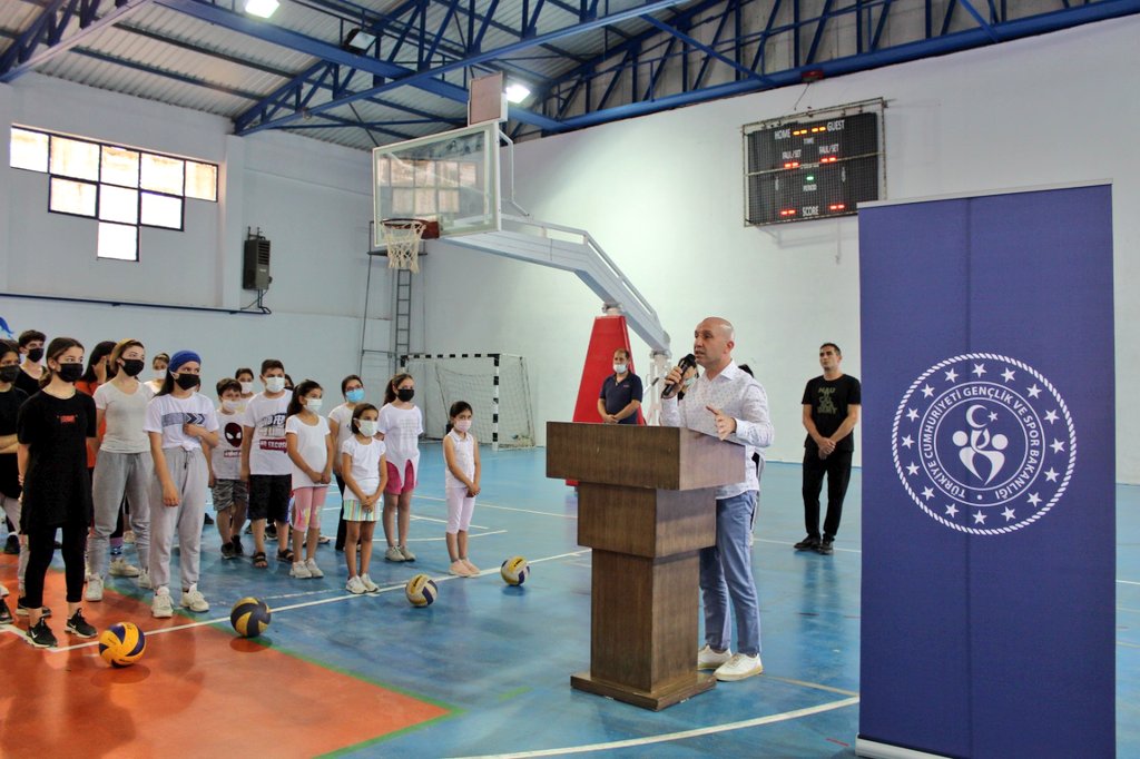 Sarayköy'de gerçekleşen GSB Spor Okulları açılışında, sporcuların coşku ve heyecanına Belediye Başkanı Ahmet Necati Özbaş ortak oldu.