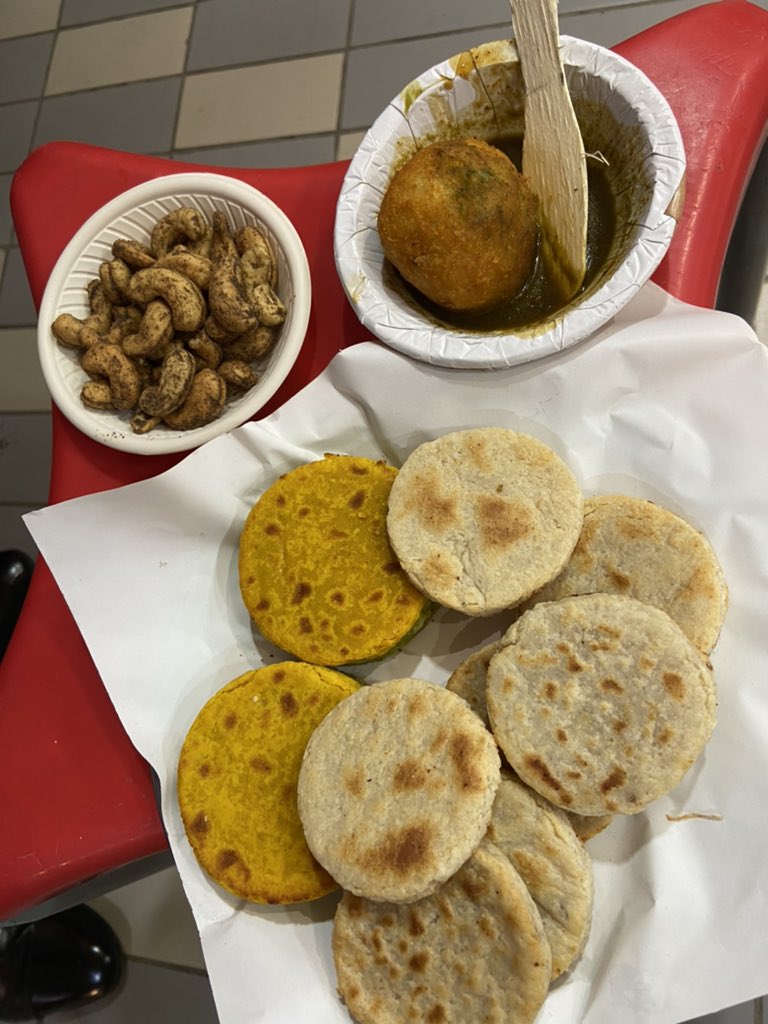 smitabarooah's tweet photo. Just had a taste of #Indore’s hospitality at #ChappanBhog . Blown away! This place apparently was a chaotic mess just a few years ago. But now it is pedestrianised,clean, organised & buzzing. All vendors are vaccinated. An inspiration for other places in India https://t.co/psEfuDyRZU