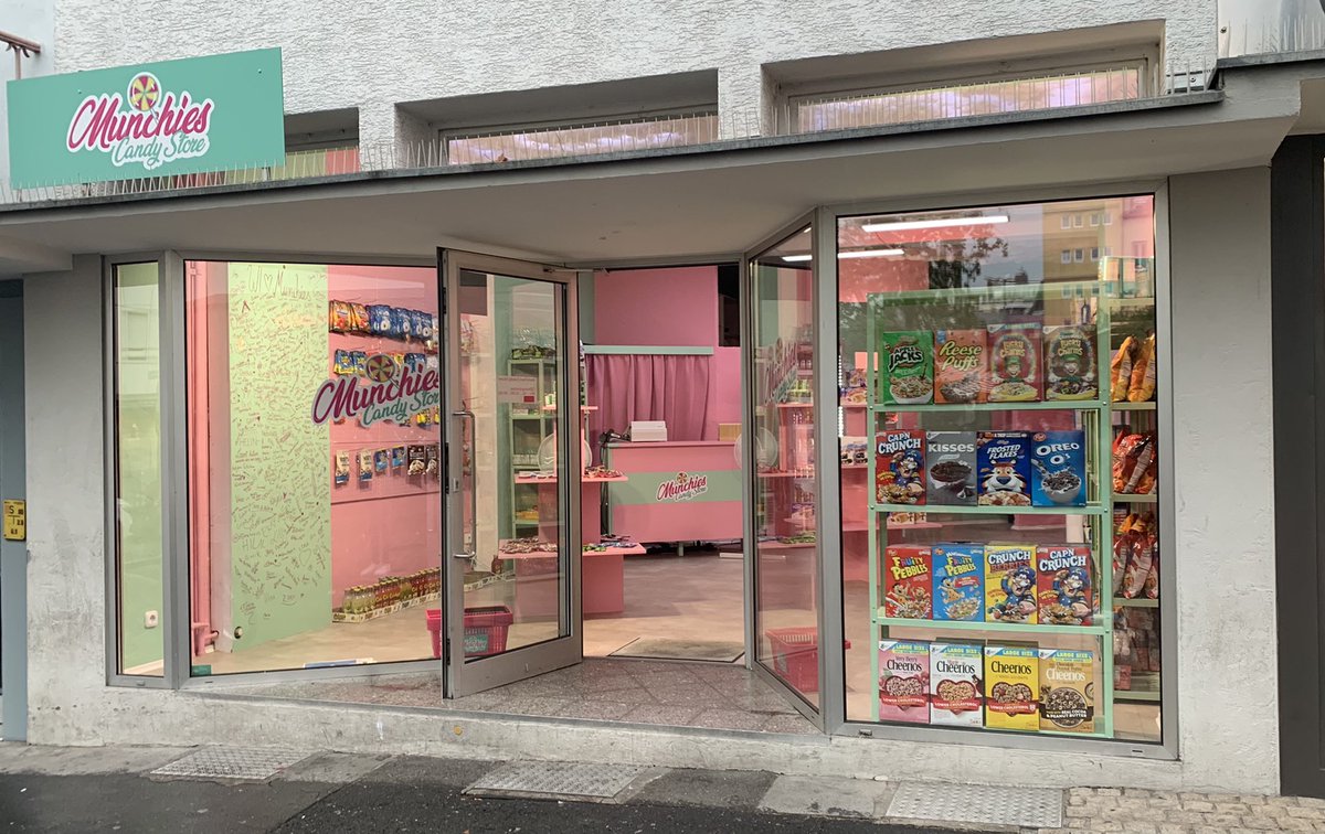 Magic_Marlo_'s tweet photo. In meiner Heimatstadt wurde auch ein neuer Süßigkeitenladen eröffnet. Das kann doch kein Zufall sein! Ich glaube, dass das Universum mir etwas mitteilen möchte. Was denkt ihr? Ist das nur ein verrückter Zufall? 🔮🙃
#My5Tweets #NoCandy4Marlo https://t.co/uTLctfDIYx