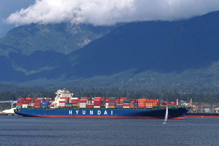 JOC_Updates's tweet photo. New ship orders continue to roll in from container shipping companies, raising the orderbook-to-fleet ratio to levels that could cause another bout of overcapacity, especially if demand drops. #maritime  @HMMAmerica  Via @greg_knowler 
https://t.co/LzVMTELogF https://t.co/prIph50BtT