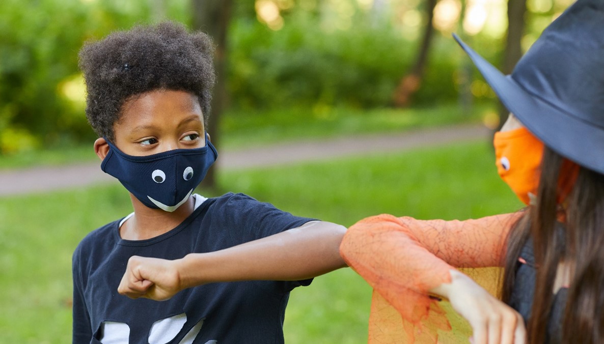 Public health measures are important for preventing the spread of COVID-19 in day &amp; overnight camps. Check out our resources for pre-camp planning &amp; daily camp operations. Topics include: transmission, PPE, hand hygiene, physical distancing &amp; cohorting. ow.ly/kFZx50FkQs5