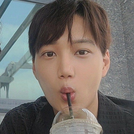 tiny_jongin's tweet photo. baby drinking his coffee 🧸 https://t.co/3FFy0mmKd0