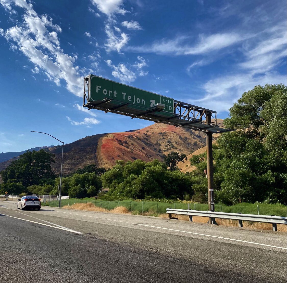 CaLandBird's tweet photo. Look at that foscheck and dozer line 👏👏👏like a surgeon, well done! #shellfire #california #CaliforniaFires #Californiawildfires #forttejon #kerncounty @kerncountyfire @KCFF1301 @VCFD @CAL_FIRE @BLMFire @forestservice Thank You https://t.co/pP9EuLQJnY